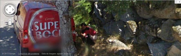 Tuga apanhado a cagar pelo Google Maps