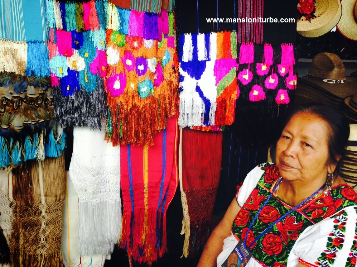 Doña Cecila Bautista de la comunidad de Ahuirán en Pátzcuaro durante el Tianguis Artesanal de Noche de Muertos.