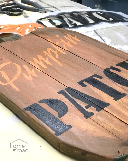 Painting a pallet pumpkin sign with a stencil