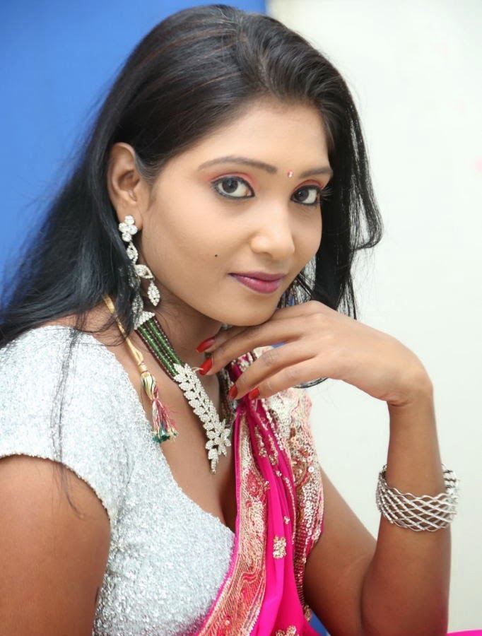 Kerala Mallu Hot Aunty Isha Sexy Pink Saree Pallu Drop Big Boob Shape