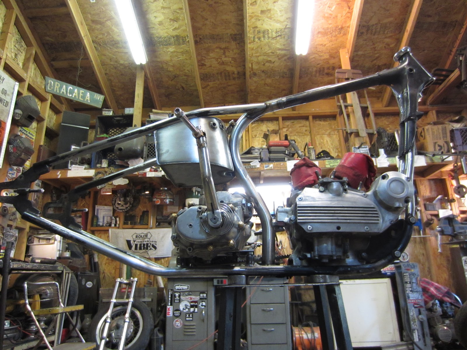 slimsfab blog.... Slimsfab sportster engine with bigtwin trans frame build