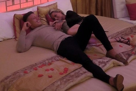 Hoa hau Anh bi tuoc vuong mien vi 'dien canh nong' voi ban trai tren truyen hinh - Anh 3