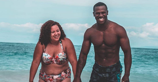 Casal 'diferente' posta foto na praia e viraliza por um ótimo motivo