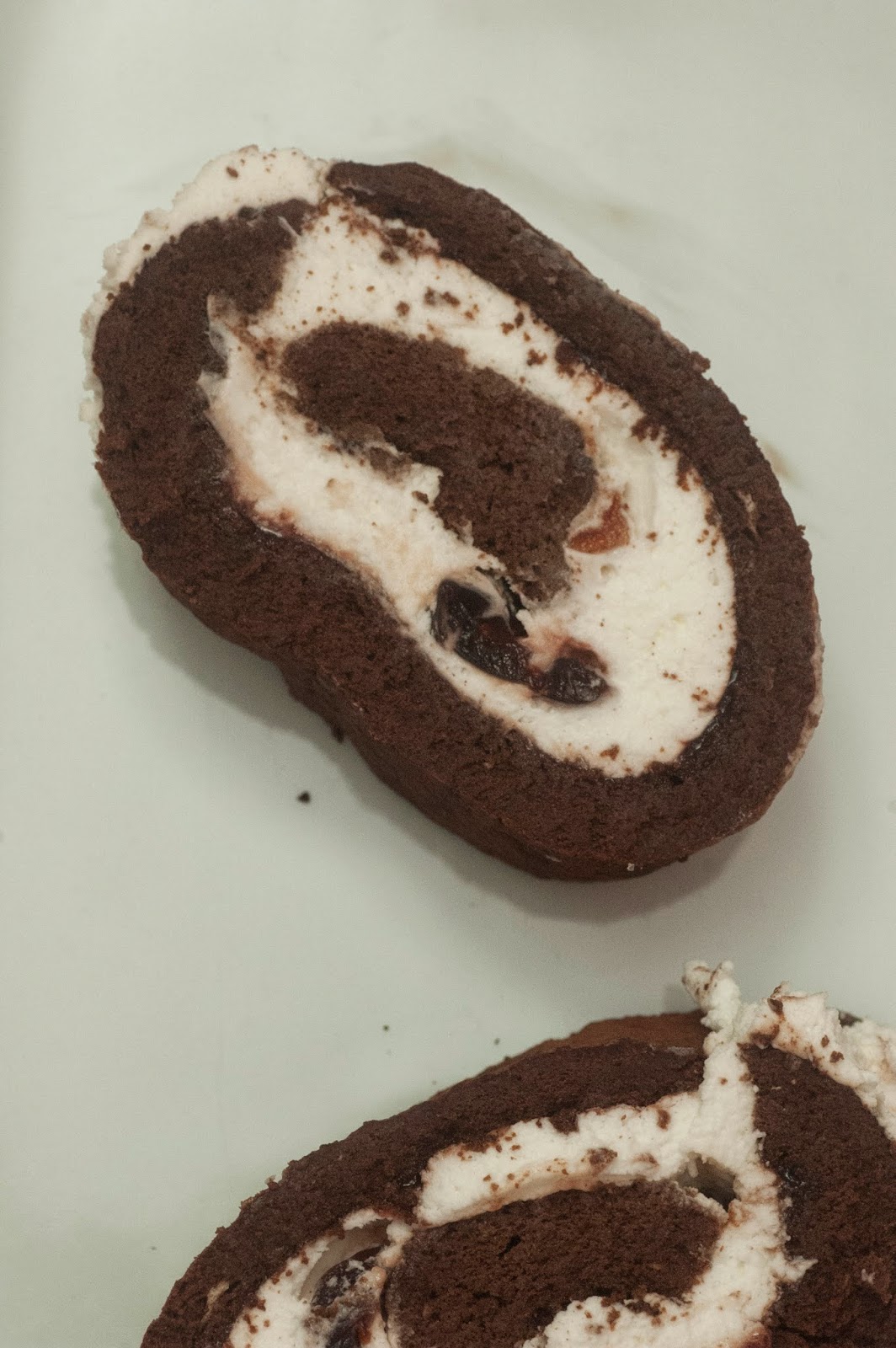 רולדת שוקולד במילוי קצפת ודובדבני אמרנה