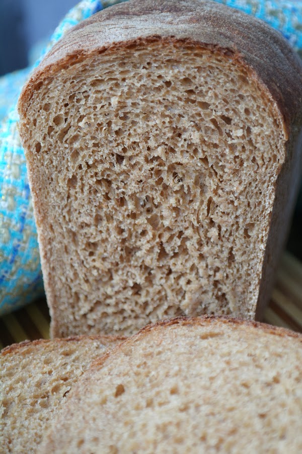 Рецепт гречневого хлеба в духовке. Гречневый хлеб. Хлеб с гречневой мукой. Гречка с хлебом. Хлеб с гречневой мукой в духовке.