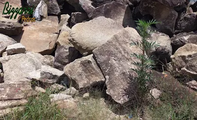 Pedra para construção de gruta de pedra com esse tipo de pedra moledo, tamanhos variados de 30 cm até 1,00 m com essa cor cinza escuro.