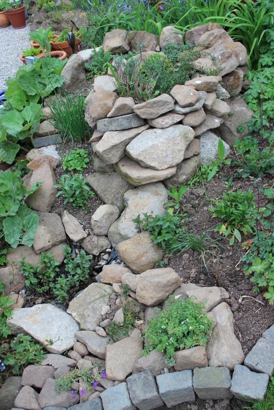 Wildes Gartenglück Kräuterschnecke/Kräuterspirale anlegen