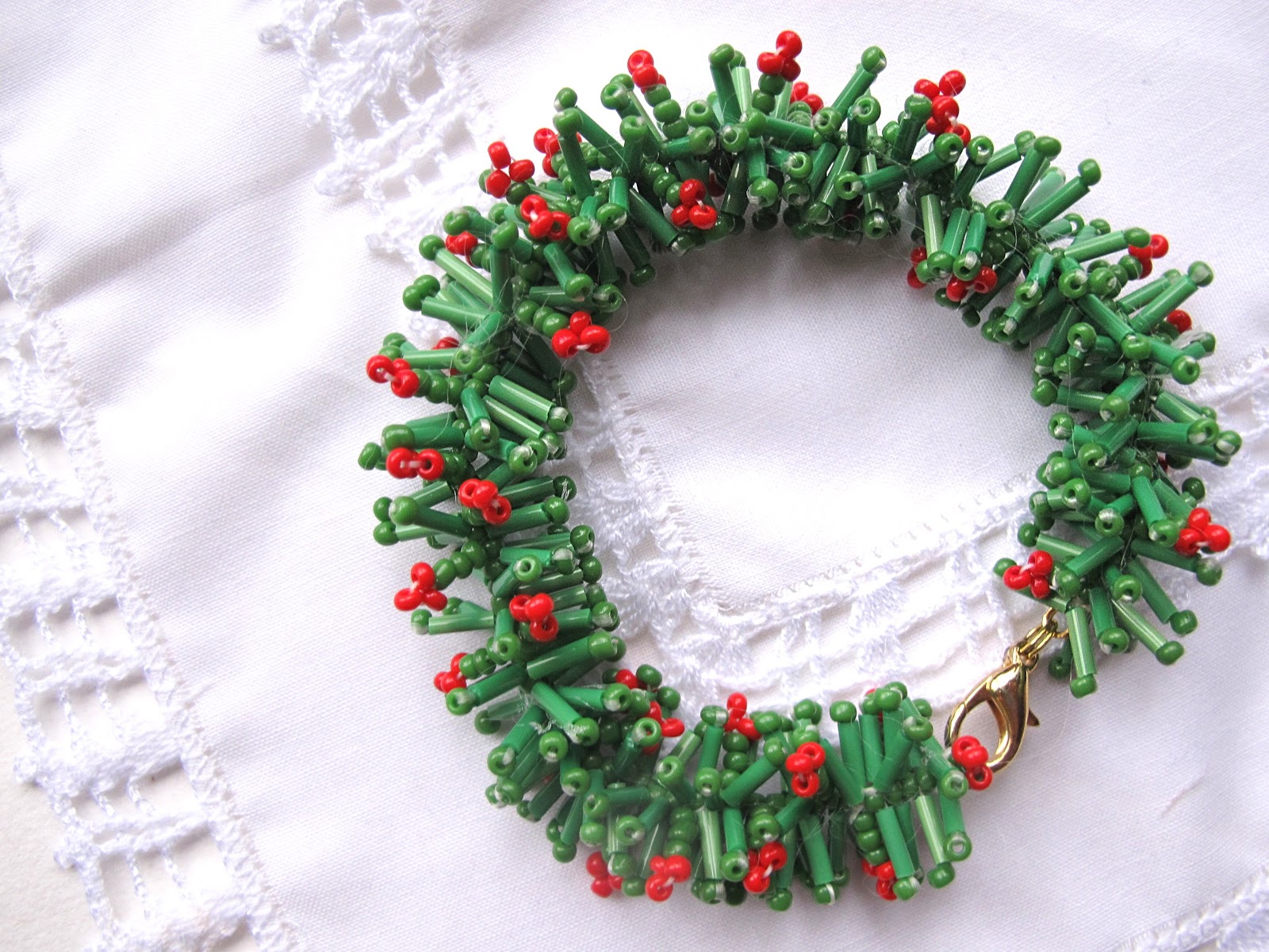 Moois van ' M(i)e' DIY kerstkransarmband/Christmas wreath bracelet