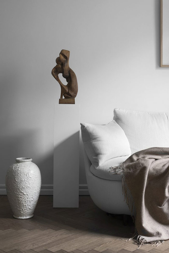 Sculpture on pedestal | Claes Juhlin