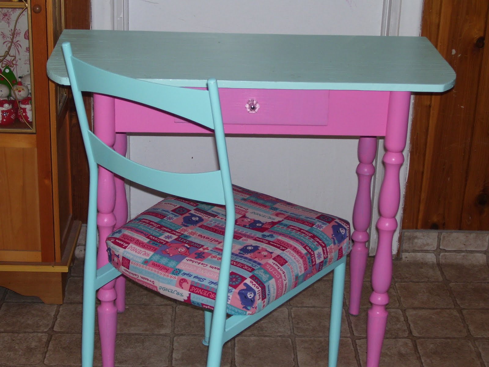 Nama Halacy's Comfy Cottage... Cute little desk for a cute little girl...