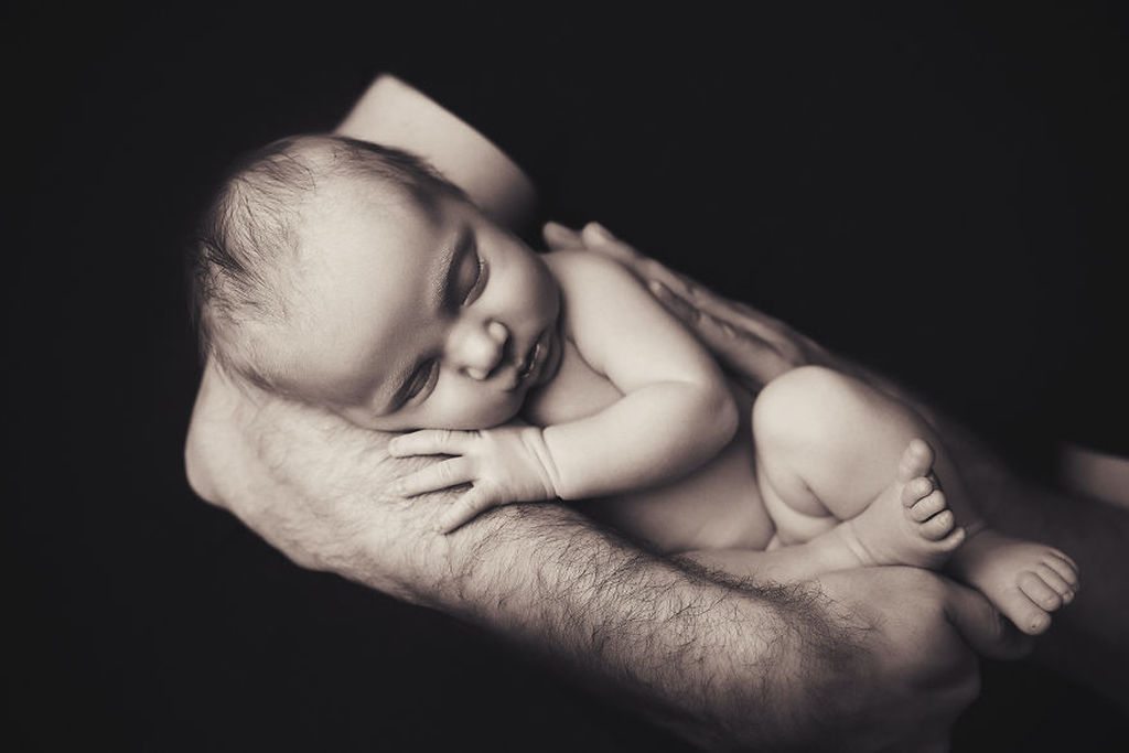Отец и младенец. Фотосессия новорожденного с папой. Трогательные младенцы. Фотопроект папа ребенок. Фотосессия отца с новорожденным ребенком.