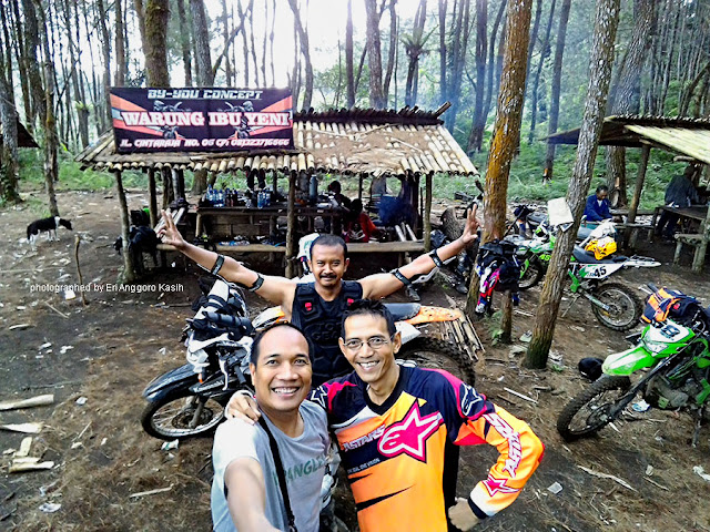 Warung tempat istirahat yang menyediakan makan siang. Warung tempat istirahat yang menyediakan makan siang.