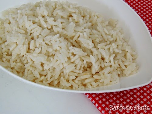 Veja neste post como fazer arroz de forma simples e fácil. Ah, e o arroz ainda fica soltinho.