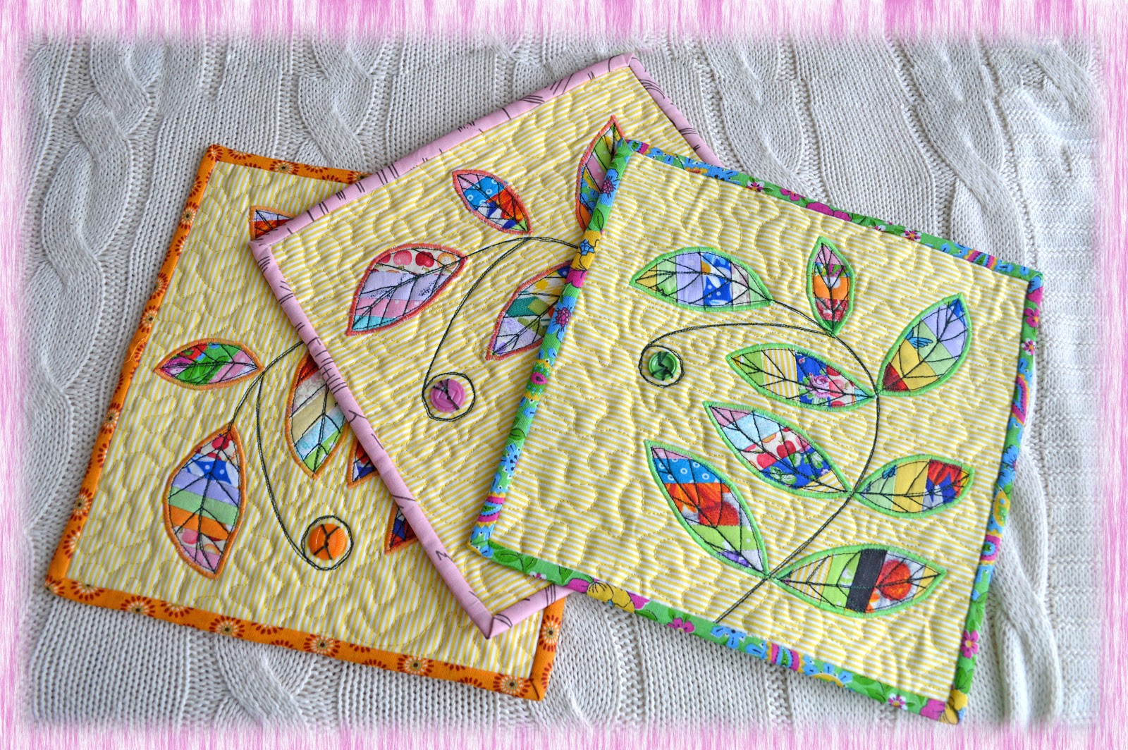 Ланчматы пэчворк своими руками схемы и размеры. Лоскутное шитье ланчматы. Аппликация на ланчмат. Ланчматы к 8 марта пэчворк. Пэчворк ланчмат с аппликацией.