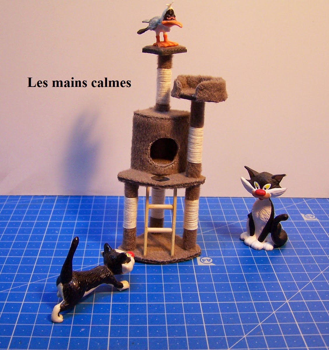 les mains calmes: Arbre à chat