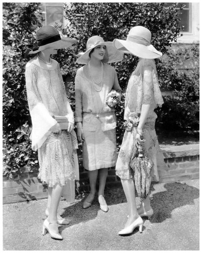 Chicas elegantes años 20 en fiesta charlando