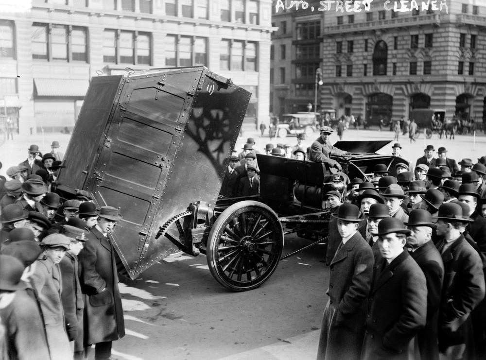 Amazing Vintage Photos of Street Cleaners in New York City From Between