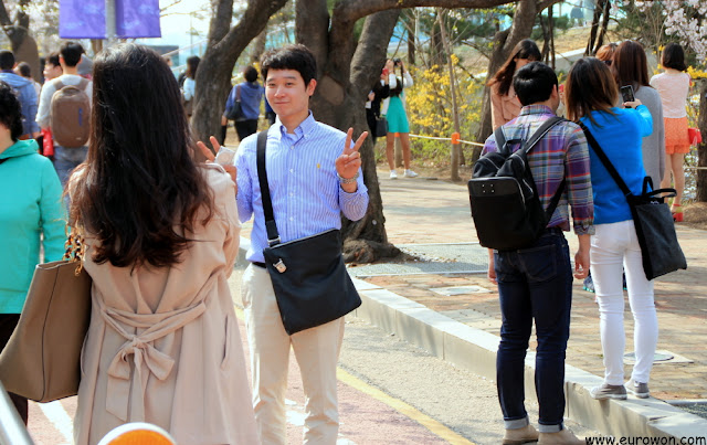 Novios coreanos tomándose fotos