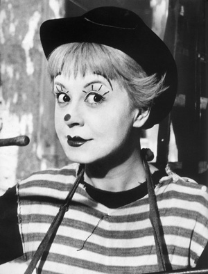 Imagen de la actriz Giulietta Masina en la película de Fellini: La strada (1954)