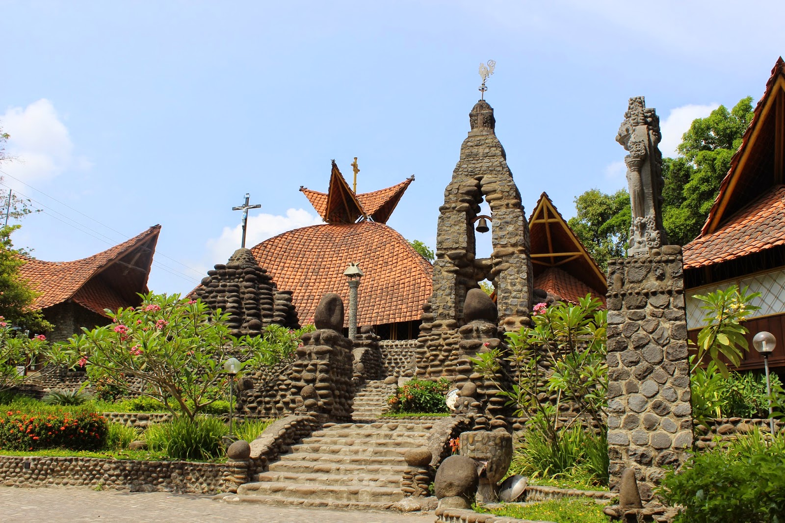 wisata kediri: Gereja Tua Puhsarang