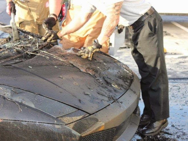 Lamborghini سيارة لامبورغيني جالاردو تحترق بالكامل