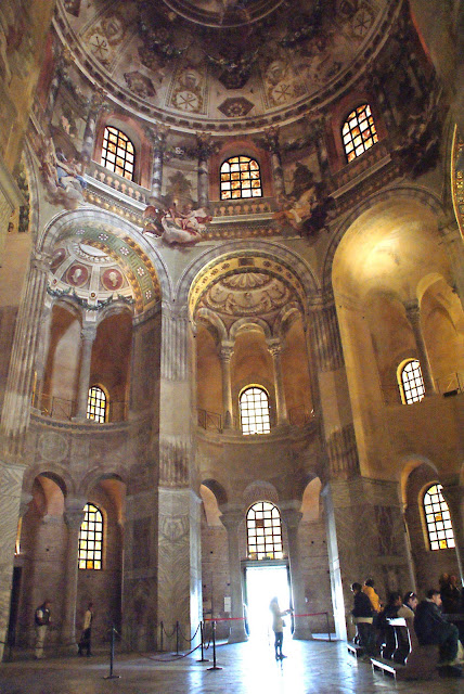 interior-basilica-de-san-vitale-ravena-italia