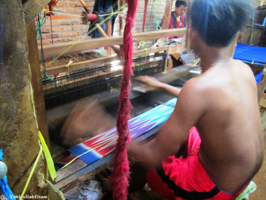 Para penenun kain Troso sedang sibuk membuat tenunan