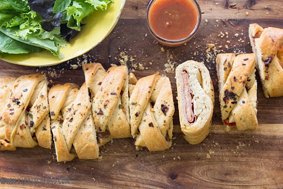 Stromboli trenzado con mortadela, queso y pimientos rojos. vía www.elgatogoloso.com