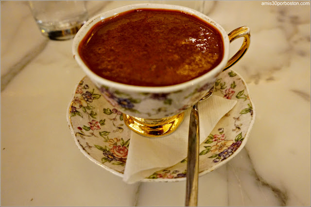 Taza de Chocolate Caliente de MarieBelle en Nueva York