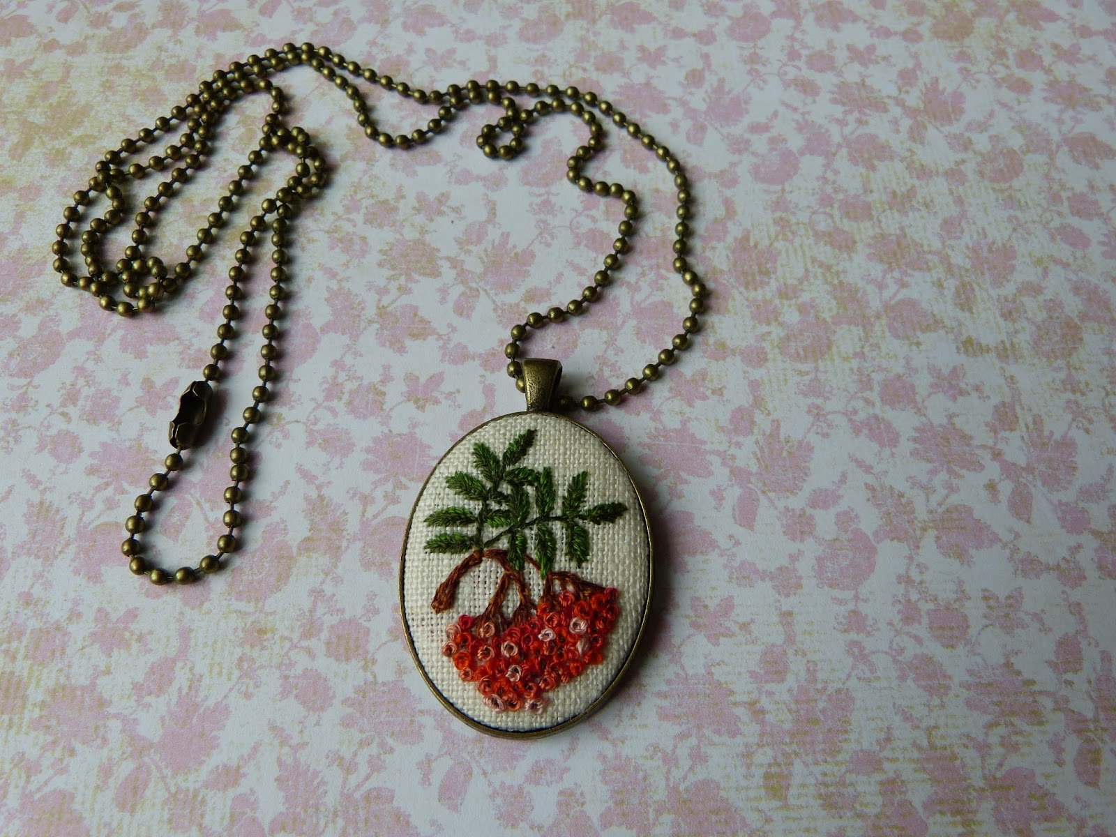 haftowana biżuteria, handmade jewerly, ebbroidered jewerly, broszka z haftem, embroidered pendant, embroidered brooch