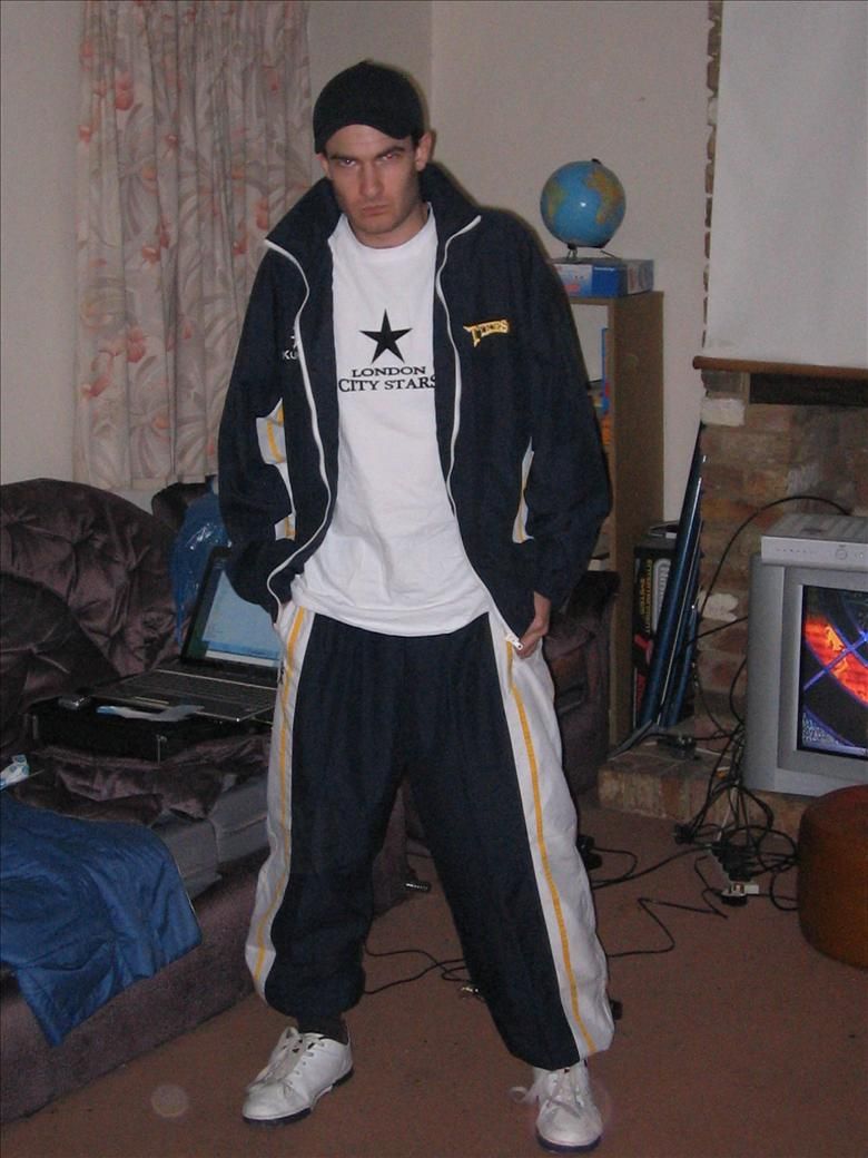 В штанах adidas стиль