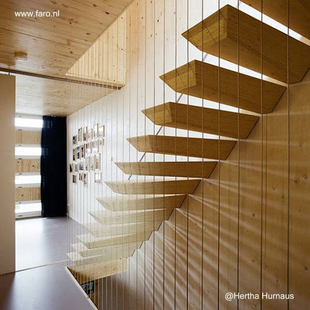 Escalones geométricos flotantes hechos en madera Escalera interior de diseño personalizado náutico