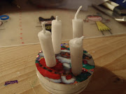 Die Drahtstücke durch die Löcher geben und die Kerzen darauf stecken. (pc )