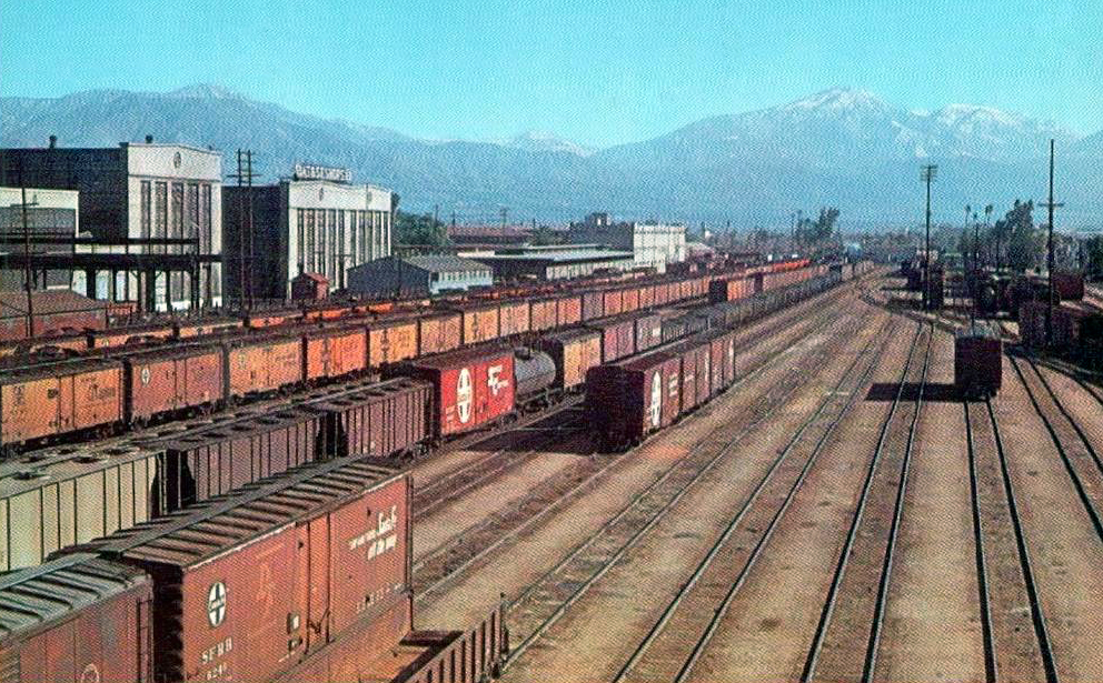 transpress nz Santa Fe boxcars at San Bernadino, California