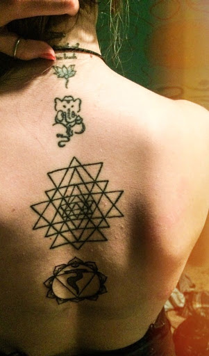 Espiritual de simbolos, como a coluna vertebral tatuagens