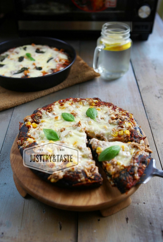 Resep Black Pizza (Topping Tuna Melt dan Topping Sosis-Pepperoni)