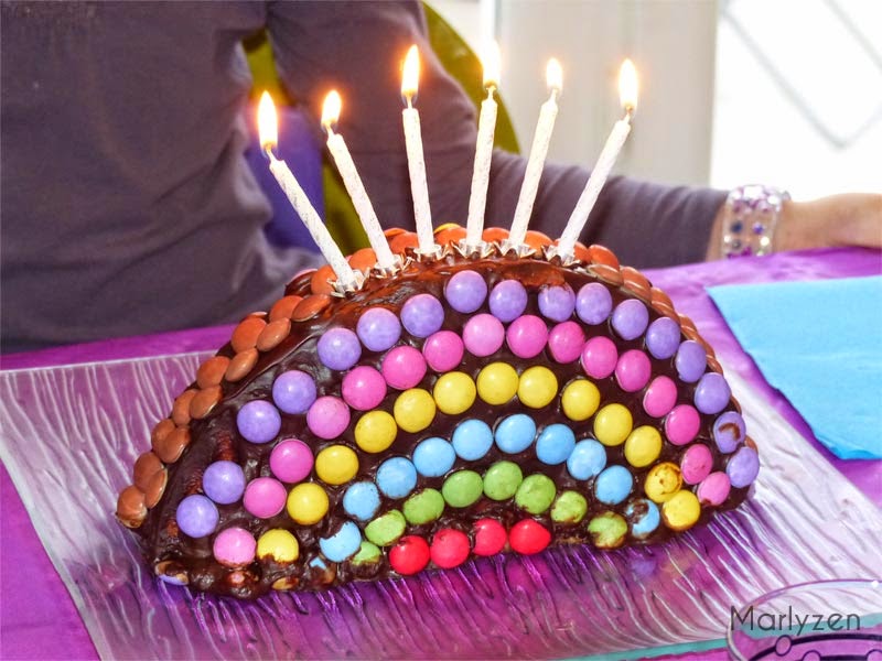 Gâteau d'anniversaire arc-en-ciel