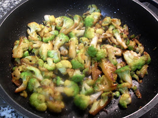 Salteado de brócoli en el wok.