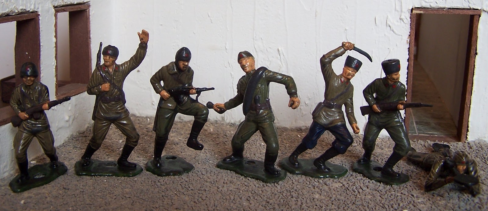 MPC Ringhand Soldier walking hands down 1960s Green plastic 