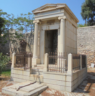 το ταφικό μνημείο της οικογένειας Ιωάννη Πρώιου στο ορθόδοξο νεκροταφείο του αγίου Γεωργίου στην Ερμούπολη
