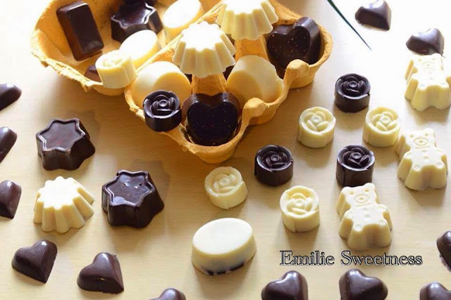 Chocolats noirs ou blancs fourrés au lemon curd, à la noix de coco ou au chocolat amandes avec ou sans des amandes et noisettes entieres