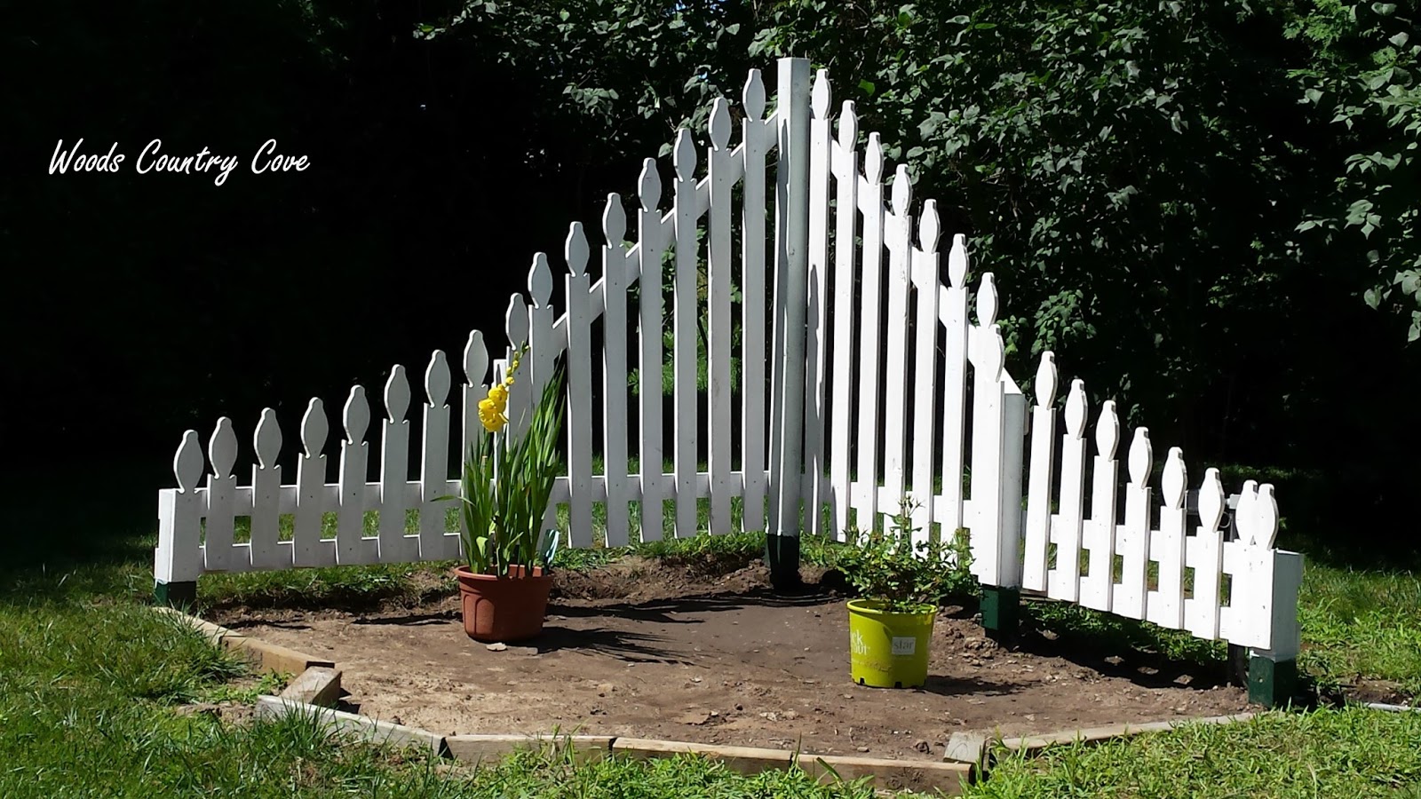 WOODS COUNTRY COVE Corner Picket Fence Garden