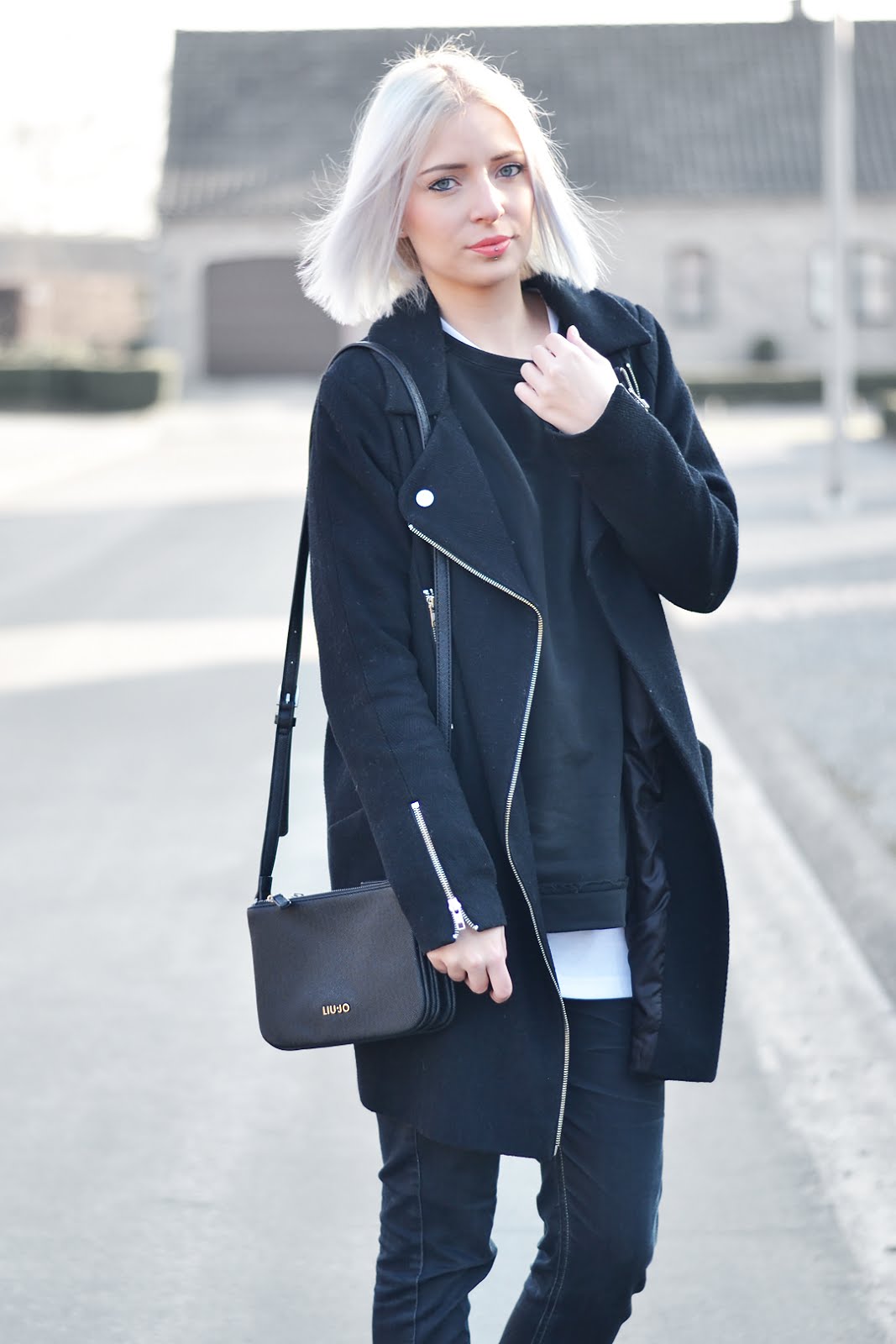 All black outfit, liu-jo anna bag, trio bag, duifhuizen, street style, belgian fashion blogger, belgische mode blogger, cos shoes, white sole, asos coat, zara sweater
