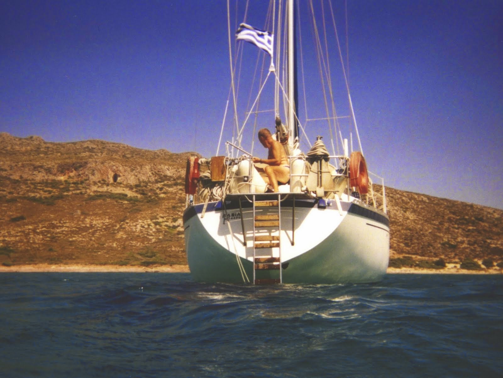 Voor anker in baai