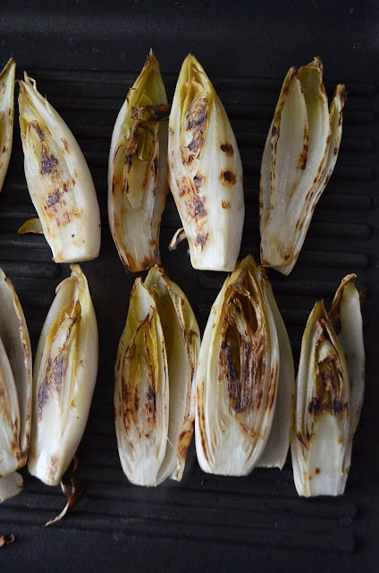 PIZZA ZUM FRÜHSTÜCK: GEGRILLTER CHICOREE SALAT MIT FETA