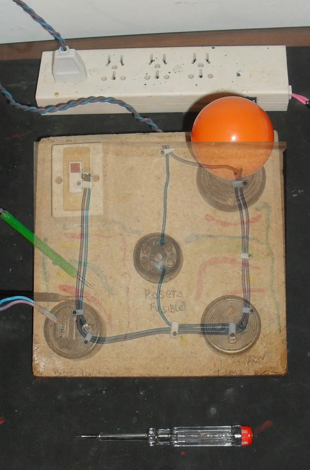 Construye Tu Tablero de Pruebas . Taller de Electricidad del Colegio