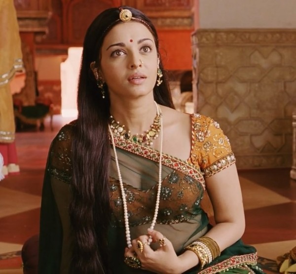 [Image: aishwarya%2Brai%2Bpallu%2Bdrop%2Bdown%2Bblouse2.jpg]