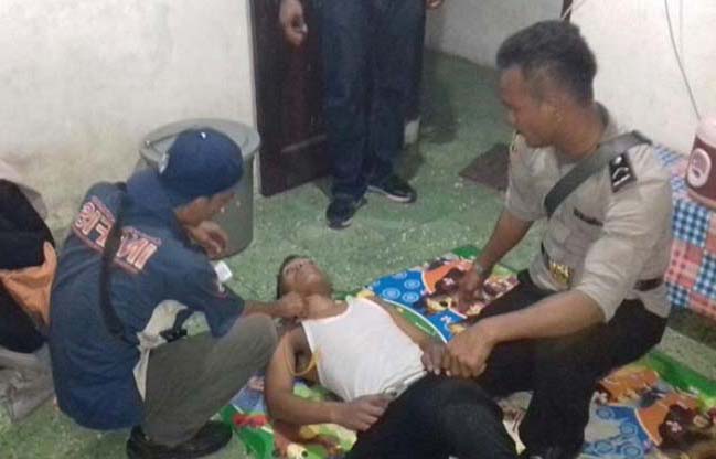 Polisi melakukan olah TKP dan evakuasi terhadap jenazah korban yang tewas gantung diri. Polisi melakukan olah TKP dan evakuasi terhadap jenazah korban yang tewas gantung diri.