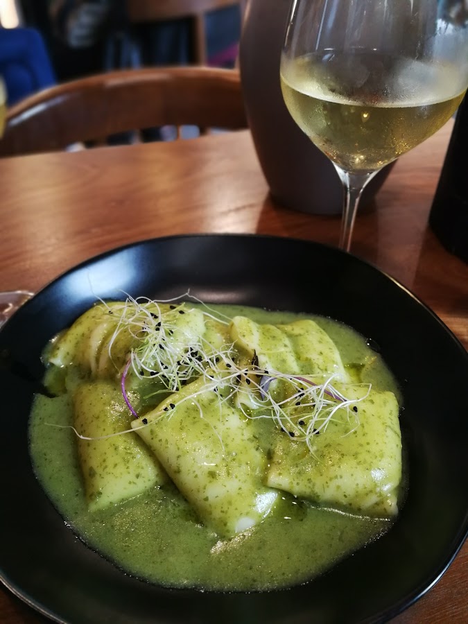 Raviolis rellenos de bacalao en salsa verde del KINZA