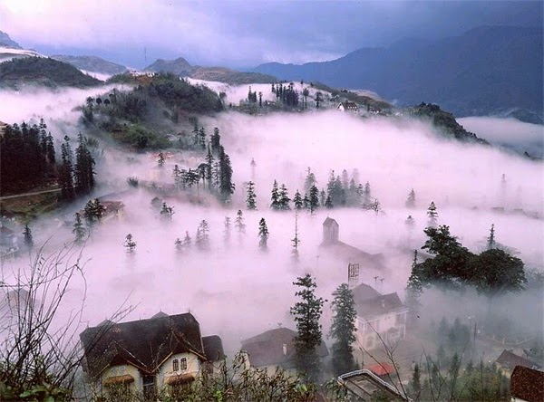 Hình ảnh thị trấn Sa Pa trong sương